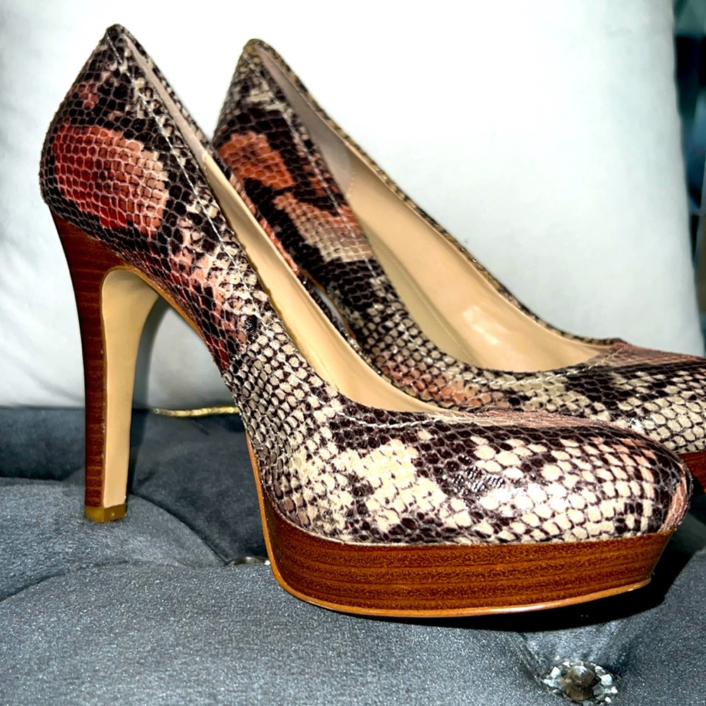 Women’s size 8 snakeskin print heel